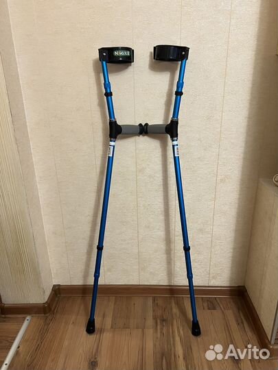 Костыль с опорой под локоть