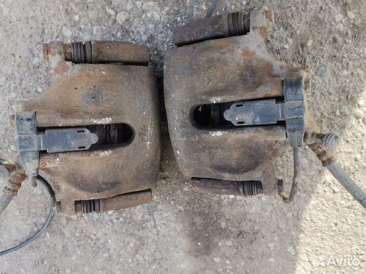 Суппорт тормозной передний Mercedes W201 седан 2.3