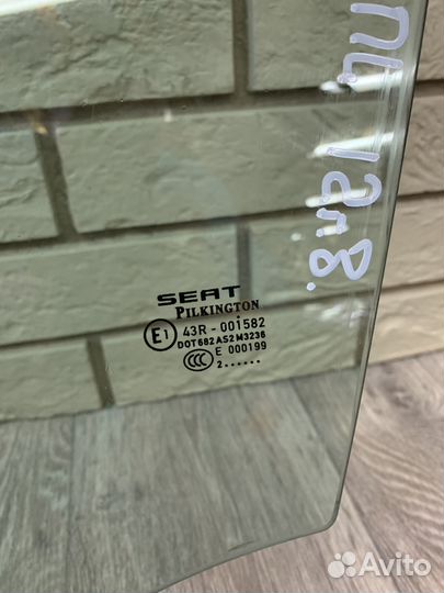 Seat Leon (1P1) Стекло двери передней левой