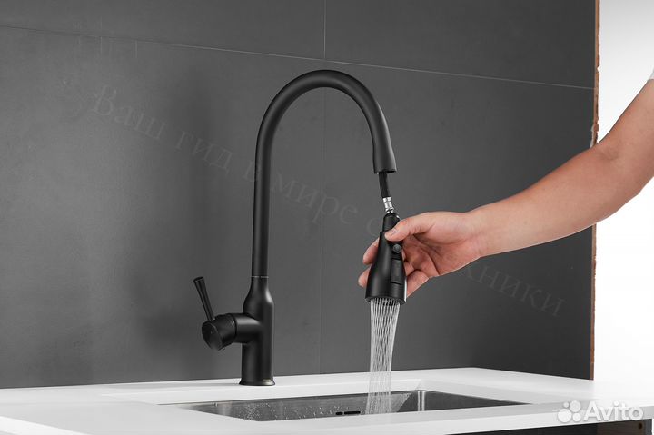 Смеситель для кухни черный с лейкой
