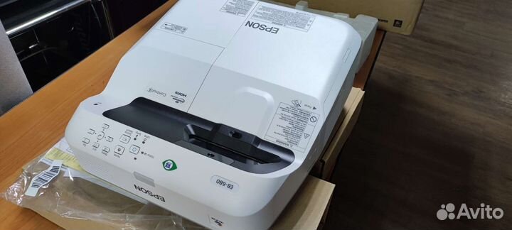 Ультракороткофокусный проектор epson eb-680