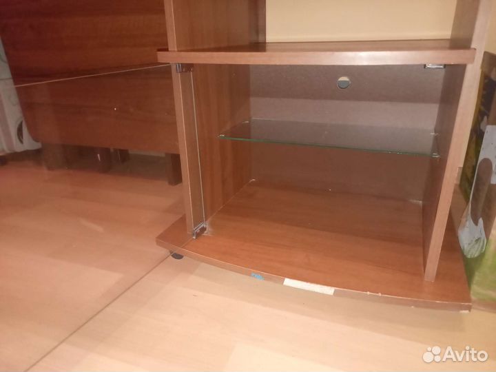 Тумба под телевизор (с тремя полками) на колесиках