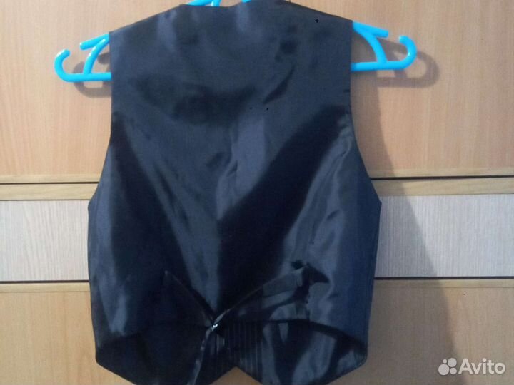 Костюм школьный р.128+2жилетки