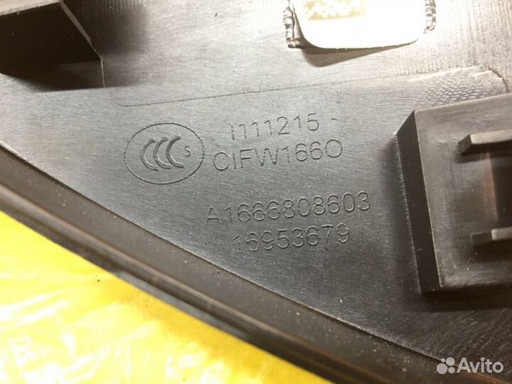 Накладка торпедо правая Mercedes Ml W166