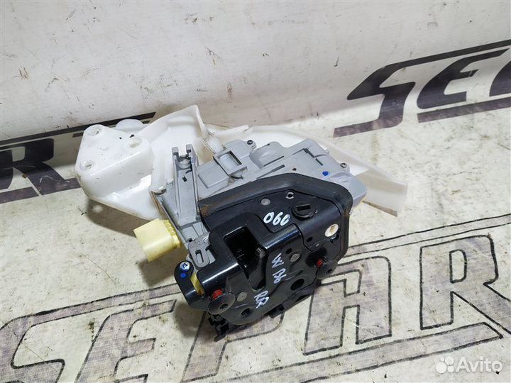 Замок двери задний правый Volkswagen Passat B6 1.8