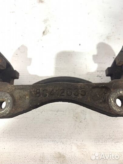 Скоба суппорта передняя Ssangyong Kyron 2 D20DT