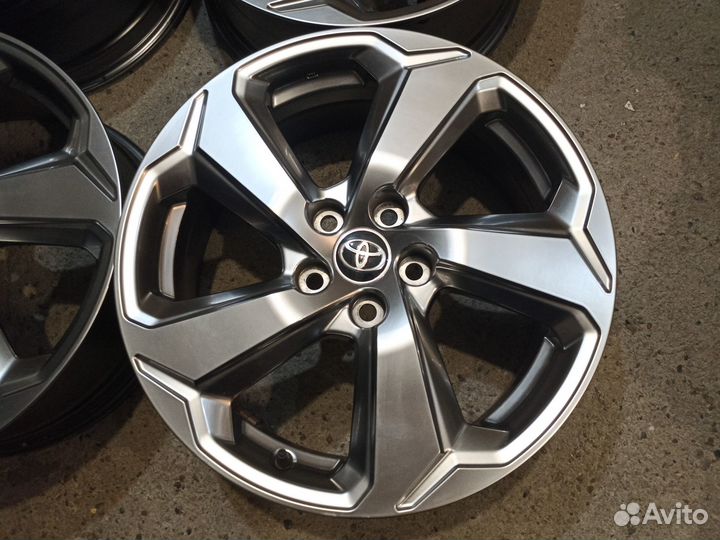 Эффектный оригинал Toyota Rav4 R18 5x114.3