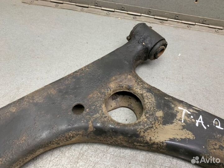 Рычаг передний левый Toyota Avensis T250 универсал