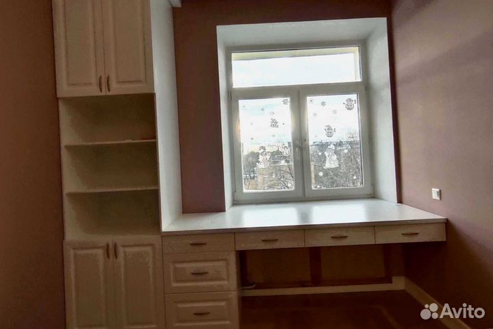 Рабочая зона в углу у окна