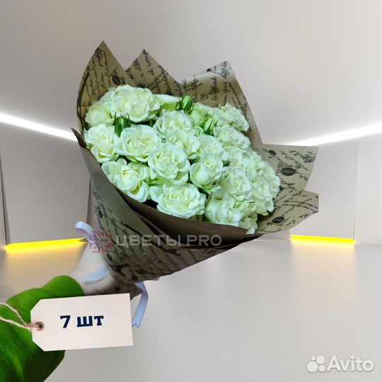 Букет белых кустовых роз 70 см 19 шт