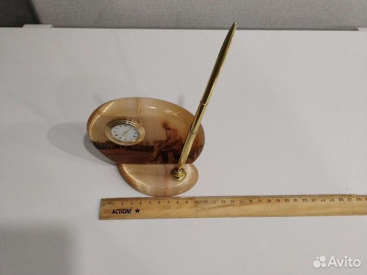 Часы настольные на пьедестале из натурал. камня