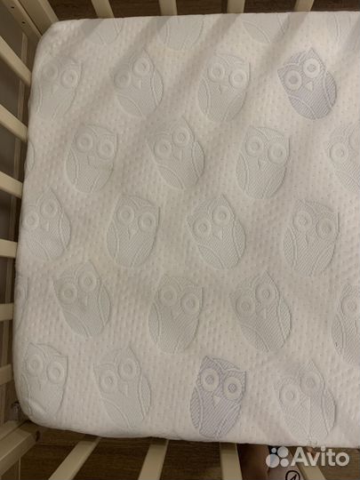 Детская кроватка с маятником и ящиком