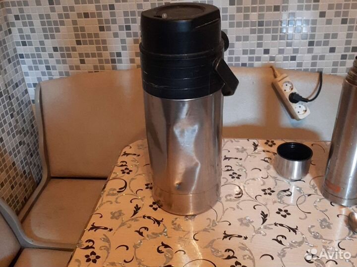 Термос с помпой тепло держит