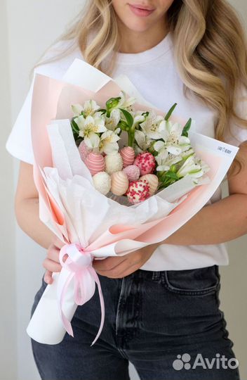 Сладкий букет с клубникой в шоколаде и цветами