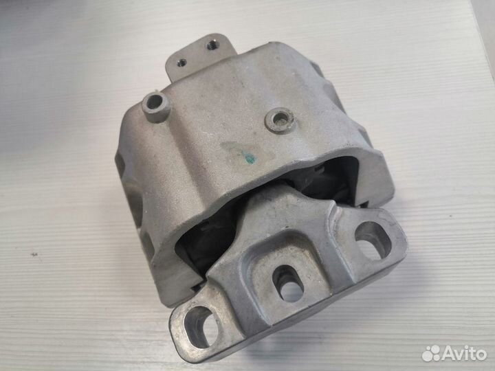 Опора двигателя правая vw golf