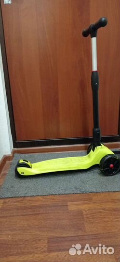 Самокат трехколесный со светящимися колесами