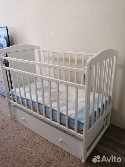 Детская кроватка с маятником и ящиком