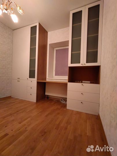 Рабочая зона у окна со шкафом