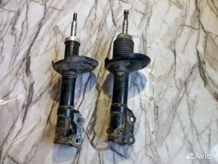 Стойка амортизатора Volkswagen Passat B3 1988