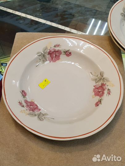 Фарфоровые тарелки с розами