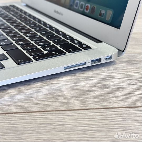 Apple MacBook Air 13 дюймов 2017 i5 / 8 / 128 SSD