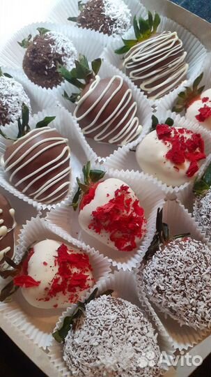 Клубника в бельгийском шоколаде,банан и ягоды