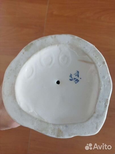 Фарфоровая статуэтка Алёнушка с козленком