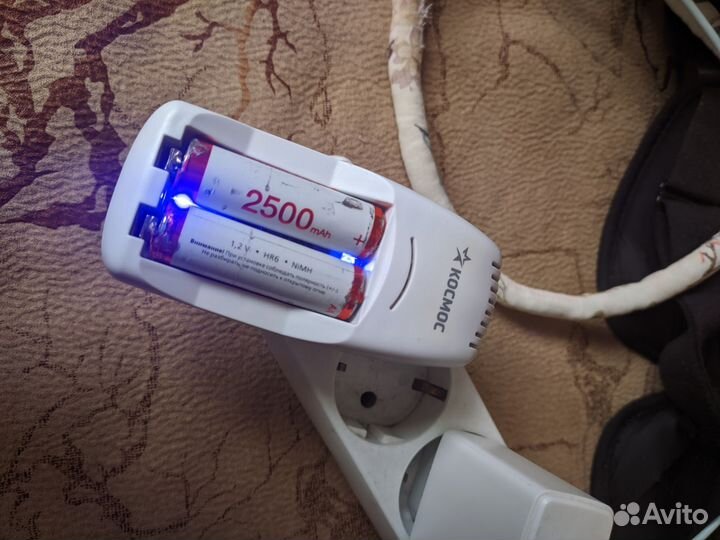 Зарядное устройство Космос +2 батарейки
