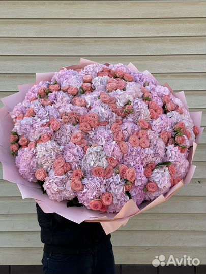 Гортензии и кустовые розы