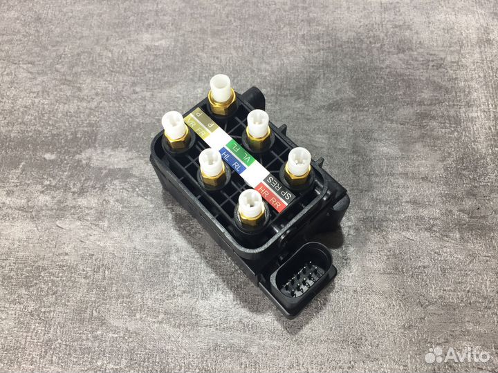 Блок клапанов пневмоподвески Mercedes ML-W164