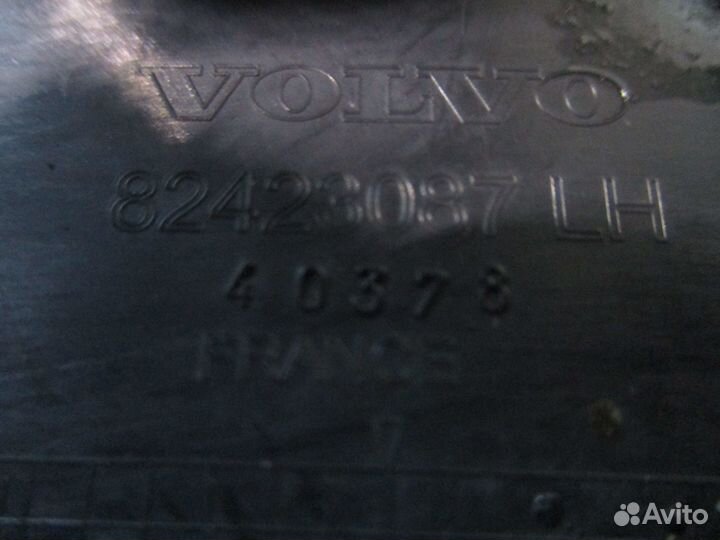 Вкладка рамки фары левая Volvo 82423087