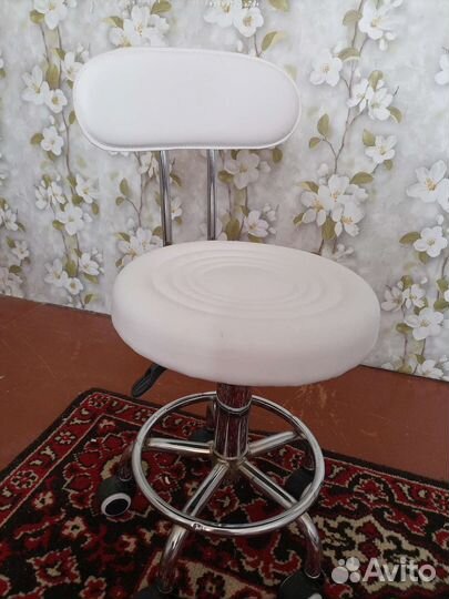Стул для мастера педикюра