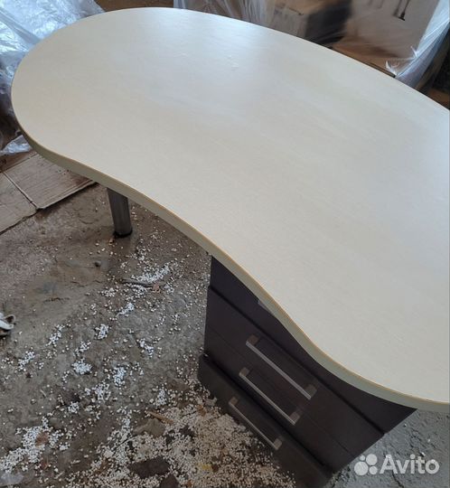 Маникюрный стол