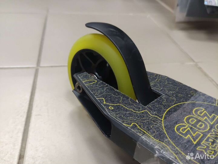 Самокат трюковой Duker 303 черный/желтый