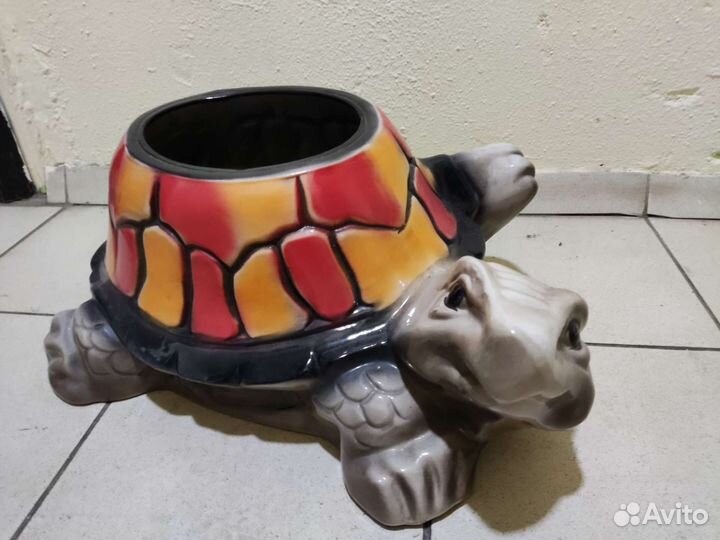 Садовое кашпо и садовые фигуры