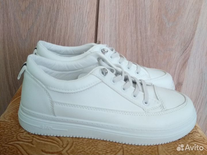 Кроссовки женские 37 размер новые
