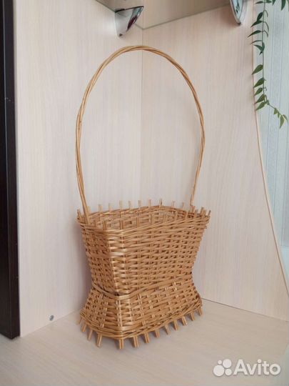 Плетёная корзина с ручкой