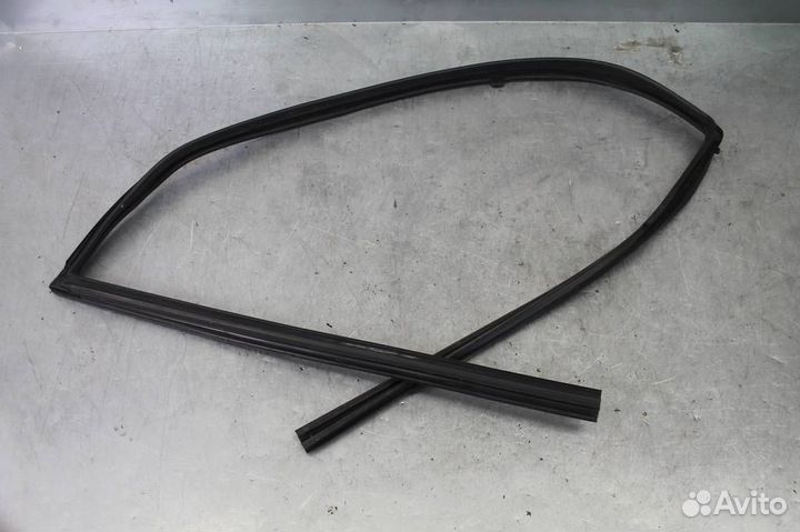 Уплотнитель стекла двери передней левой Nissan X