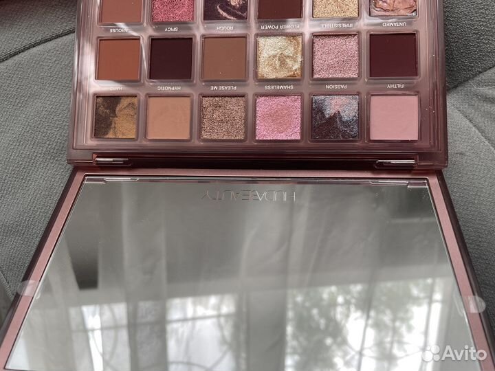Палетка теней huda beauty naughty