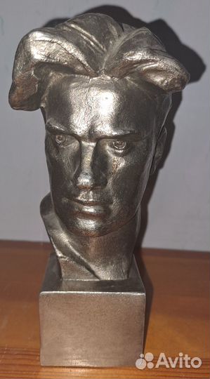 Бюст Маяковского лзм