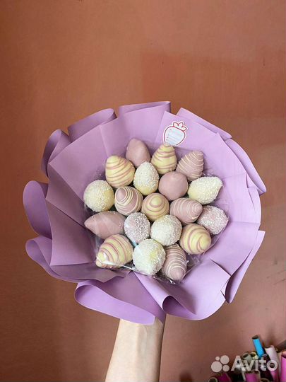 Букеты из фруктов клубника в шоколаде