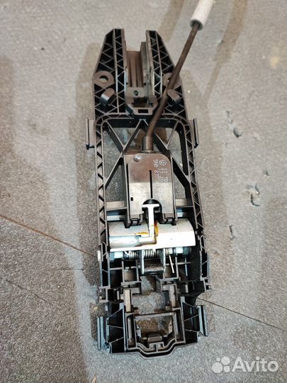 Кронштейн ручки двери Volkswagen Tiguan 5N1