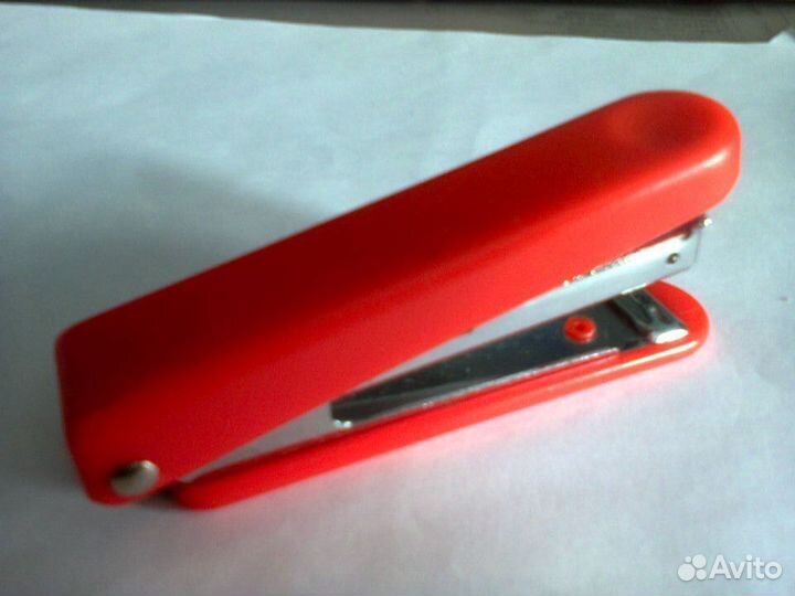 Канцтовары: дыроколы,стэплеры,подставка для ручек