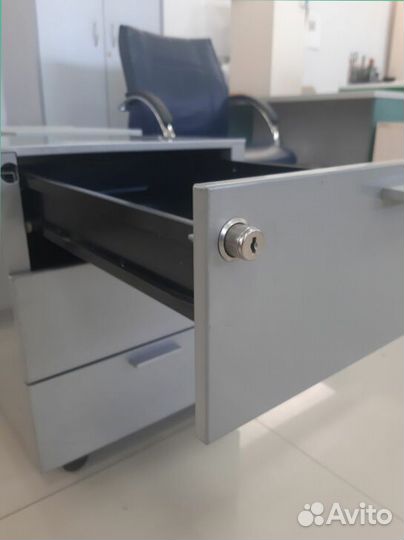 Тумба металлическая с ящиками