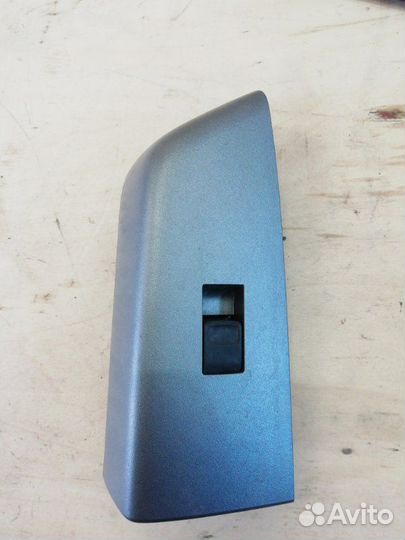 Кнопка стеклоподъемника задняя правая Toyota