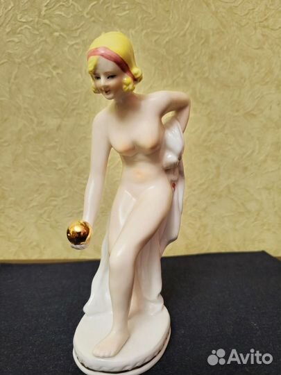 Фигурка купальщицы с мячом (Германия)