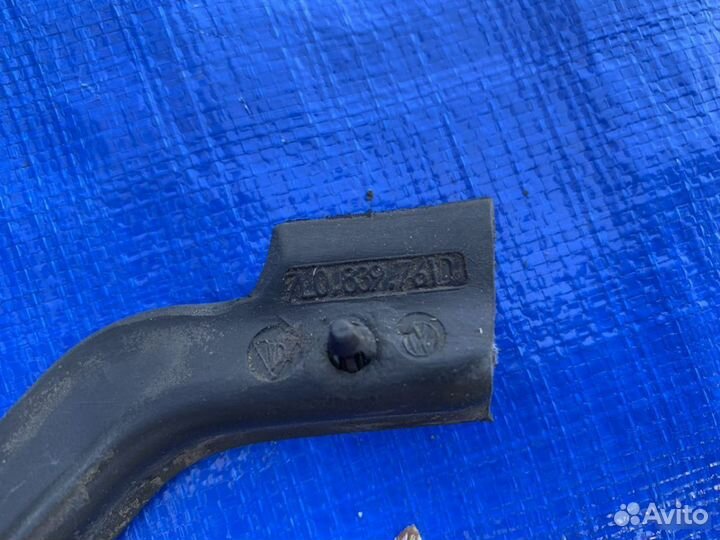 Уплотнитель задней левой арки Touareg