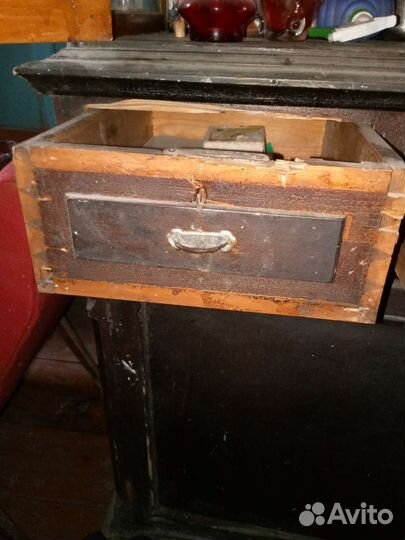 Старинный антикварный шкаф буфет