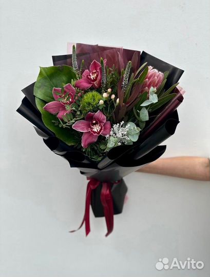 Букет с цимбидиумом, орхидеей