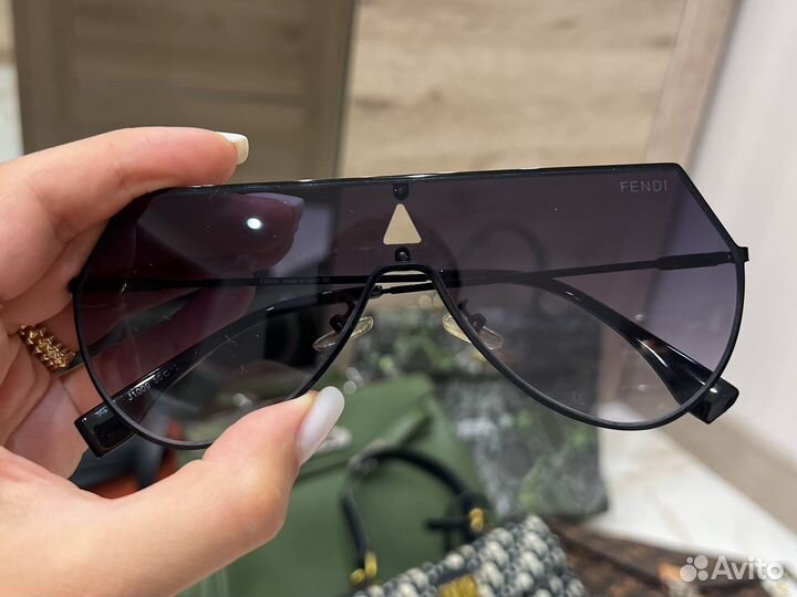 Солнцезащитные очки женские fendi